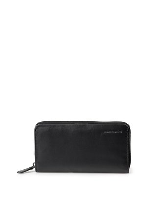 Portafoglio in pelle nera con cerniera circolare, texture liscia e logo discreto del marchio sul davanti, mostrato chiuso su sfondo bianco.