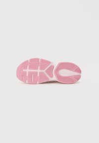 Rosa og hvit sneakersåle med teksturert mønster og "new balance" logo sentrert på en hvit bakgrunn.