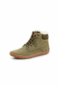 Groene suède enkellaars met een witte fleece kraag, bruine veters en een rubberen zool met een gestructureerd driehoekig patroon.