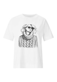 T-shirt bianco in cotone con un disegno a linee nere di una donna con occhiali da sole e un maglione lavorato a maglia con colletto alto e motivi intricati.