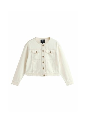 Jachetă de denim tăiată de culoare crem, cu mâneci lungi, cu nasturi în față și două buzunare cu clapetă și nasturi la piept.