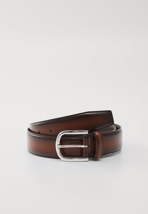 Ceinture en cuir marron avec une boucle en métal argenté poli, présentant une texture lisse et plusieurs trous d'ajustement le long de la sangle.
