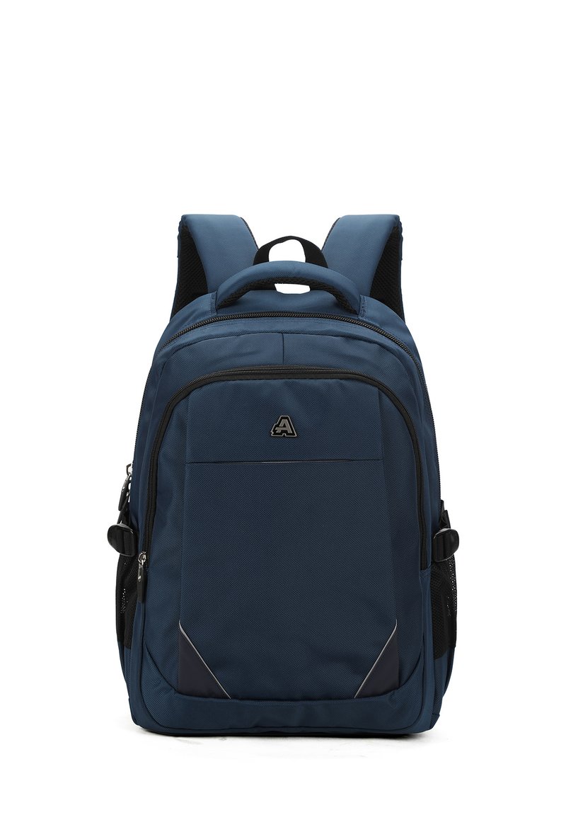 Sac à dos bleu marine en tissu texturé, doté de bretelles rembourrées, d'une poignée supérieure, de plusieurs poches zippées et d'un détail de logo.