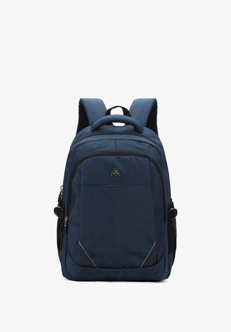 Zaino blu navy realizzato in tessuto testurizzato, dotato di spallacci imbottiti, maniglia superiore, numerose tasche con zip e dettagli del logo.