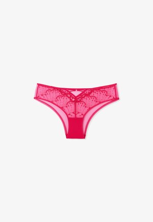Tanga in pizzo rosa con motivo scallop, caratterizzato da una parte anteriore in rete e una parte posteriore solida, dettagliato con una vita a forma di V e cuciture delicate.
