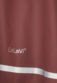 Bordo dežnik z gladko teksturo in srebrno vodoravno črto; vsebuje ime blagovne znamke "CeLaVi" v kovinskih črkah.