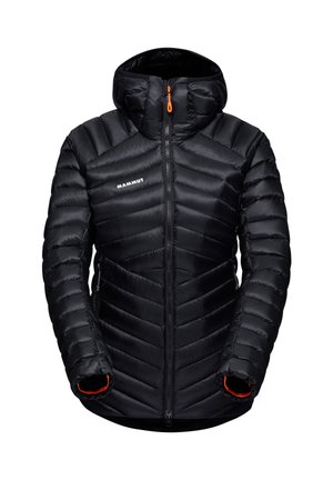 Giacca a vento nera trapuntata con cappuccio, chiusura frontale a zip, tasche laterali e zip e bordi delle maniche arancioni, con il marchio "Mammut" sul petto.