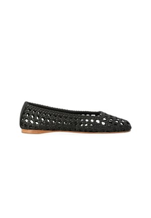 Scarpa bassa in pelle nera intrecciata con punta arrotondata e suola cuoio, caratterizzata da un design a reticolo aperto per la traspirabilità.