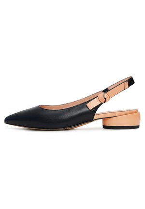 Czarna skórzana sandałka na obcasie z ostrym noskiem, jasnobrązowymi akcentami, okrągłym obcasem oraz z detalem z klamrą na regulowanym pasku.