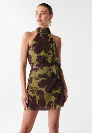 Blumenkleid mit Halfter in Grün mit braunen Mustern, mit einem taillierten Oberteil und einem gebundenen Taillengürtel, aus leichtem Stoff gefertigt.