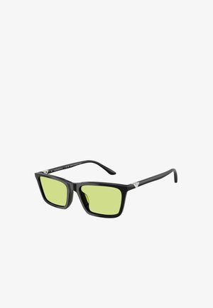 Occhiali da sole rettangolari neri con lenti gialle, caratterizzati da una finitura lucida, accenti in metallo sulla montatura e un design classico.