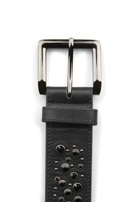Cinturón de cuero negro con una hebilla plateada prominente y tachuelas decorativas de varios tamaños a lo largo de un lado, con una textura suave.