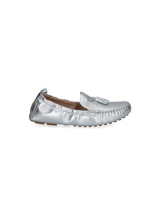 Mocasín de cuero plateado con borlas, costura tipo mocasín y suela de goma, mostrado de lado sobre un fondo blanco.