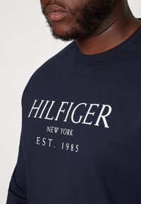 Tommy Hilfiger BIG TEE - Topper langermet - desert sky