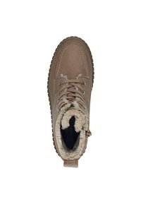 Bottines marron en daim avec doublure en fausse fourrure, dotées d'œillets métalliques, de lacets plats et d'une semelle en caoutchouc texturée.