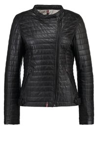 Černá kožená bunda s prošívanou strukturou, asymetrickým zipem, dvěma bočními kapsami a stojáčkovým límcem. Obsahuje jemný akcent na lemu.