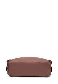 Borsa in pelle marrone con finitura testurizzata, parte superiore arrotondata e base rettangolare piatta. Presenta piccole cinghie laterali. Design semplice ed elegante.