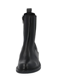 Czarne skórzane botki za kostkę o gładkiej fakturze, okrągłym nosku i bocznym zamku błyskawicznym. Posiadają niską, teksturowaną gumową podeszwę i minimalne zdobienia.