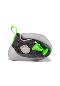 Zapato de escalada con una suela de goma gris, parte superior de tela gris oscuro, acentos de correa en verde neón y un lazo para facilitar su uso.