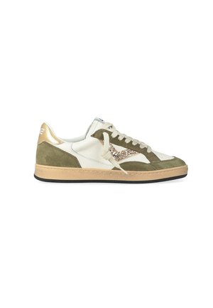 Sneaker casual bassa in pelle bianca, dettagli in camoscio verde oliva, suola beige, logo laterale scintillante e lacci bianchi.