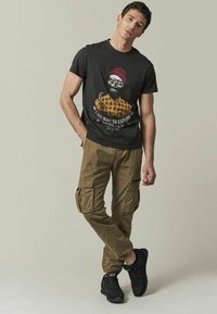 DEELUXE MONROE - Cargohose - nut