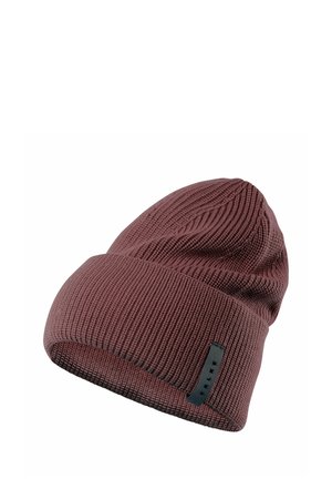 Beanie a magenta intrecciato con una texture a coste, dotato di un'etichetta rettangolare nera con dettagli in rilievo sul lato. Vestibilità morbida e aderente.