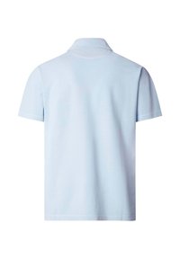 Polo a maniche corte azzurro chiaro vista da dietro con colletto classico e design semplice su sfondo bianco.