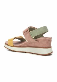 Sandalias de cuña multicolor con tiras de ante rosa, amarillas y verdes, una plantilla acolchada y una suela de goma blanca y marrón.