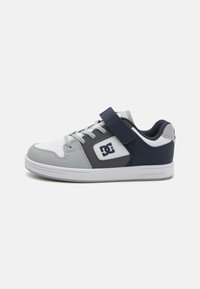 Des chaussures DC dans des nuances de gris et de bleu marine, présentant un dessus en daim texturé et synthétique, une fermeture à lacets et velcro, et un col rembourré.