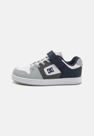 DC schoenen in grijstinten en marineblauw, met een textuur van suede en synthetisch bovenwerk, veters en klittenbandsluiting, en een gevoerde kraag.