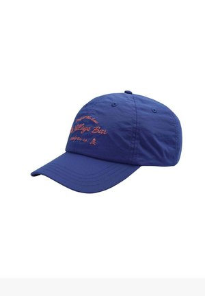 Cappellino da baseball blu con visiera curva, con testo ricamato di colore arancione che recita "The Village Bar" e un logo vicino alla parte posteriore.