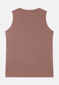 Top sin mangas en suave algodón rosa apagado. Con cuello redondo y corte recto. Diseño sencillo sin patrones visibles ni adornos.