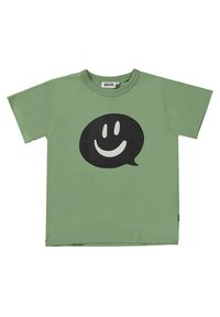 Camiseta de algodón verde con mangas cortas que presenta un gran diseño de burbuja de diálogo negra y una cara sonriente blanca en su interior. Etiqueta de Molo en el cuello.
