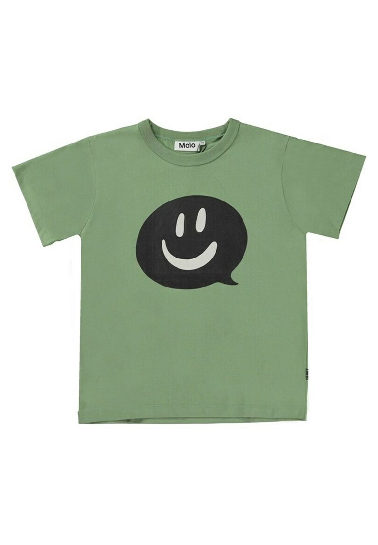 Camiseta de algodón verde con mangas cortas que presenta un gran diseño de burbuja de diálogo negra y una cara sonriente blanca en su interior. Etiqueta de Molo en el cuello.