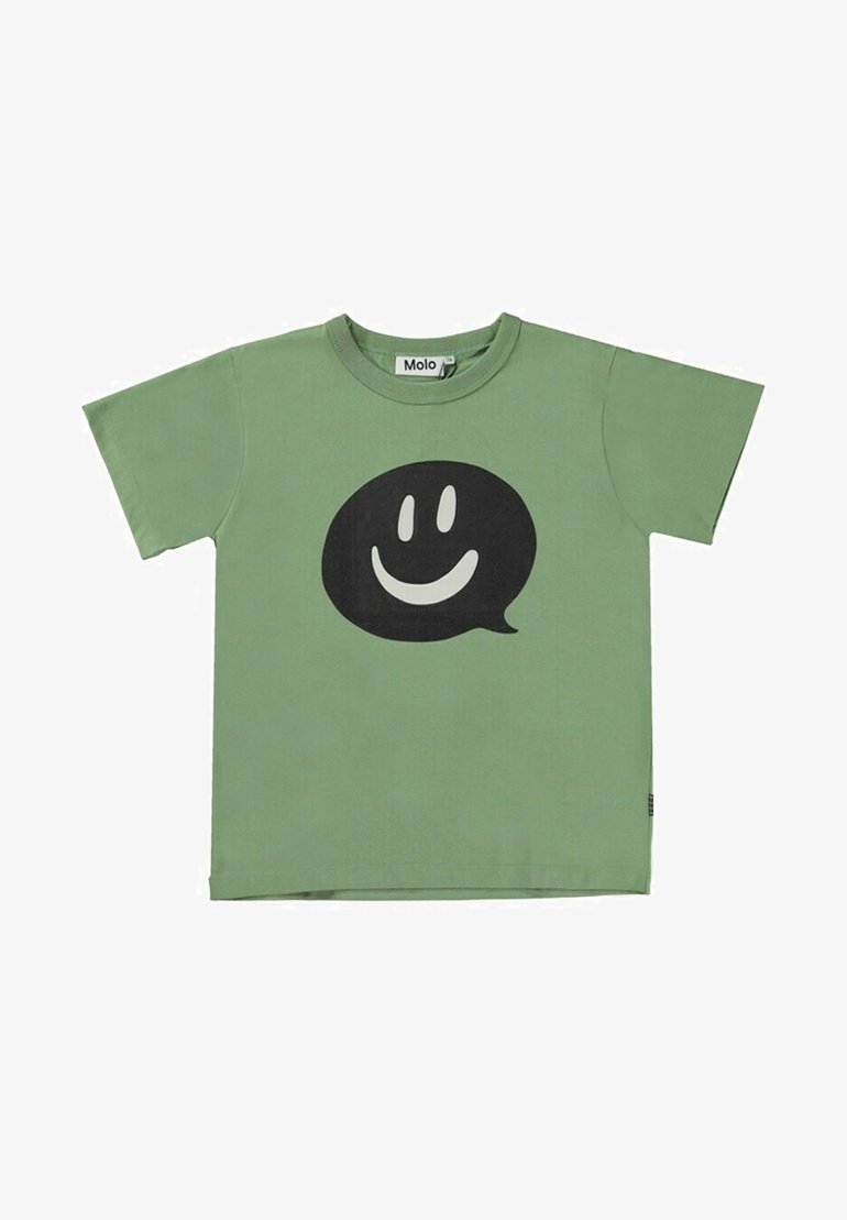 Camiseta de algodón verde con mangas cortas que presenta un gran diseño de burbuja de diálogo negra y una cara sonriente blanca en su interior. Etiqueta de Molo en el cuello.