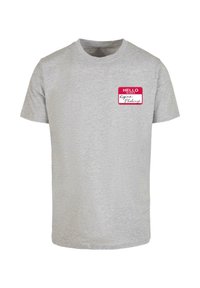 Camiseta de algodón gris con mangas cortas, escote redondo y un gráfico de etiqueta con nombre rojo que dice "HOLA, mi nombre es Regina Phalange."