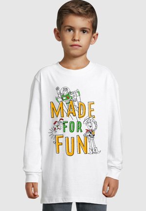 Weißes Langarm-T-Shirt mit buntem Grafiktext "MADE FOR FUN" und Zeichentrickfiguren Buzz Lightyear und Woody sowie einem kleinen Hasen.