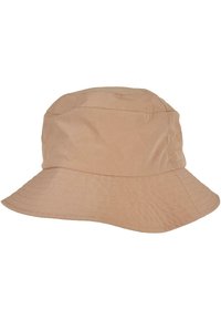 Beige bøttehatt med mykt stoff, rund krone og bred, nedadgående brem. Har sømdetaljer langs kantene.