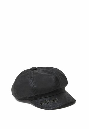 Casquette gavroche en cuir noir texturé avec un petit bouton cousu sur le dessus et "LIU JO" brodé sur la visière devant.