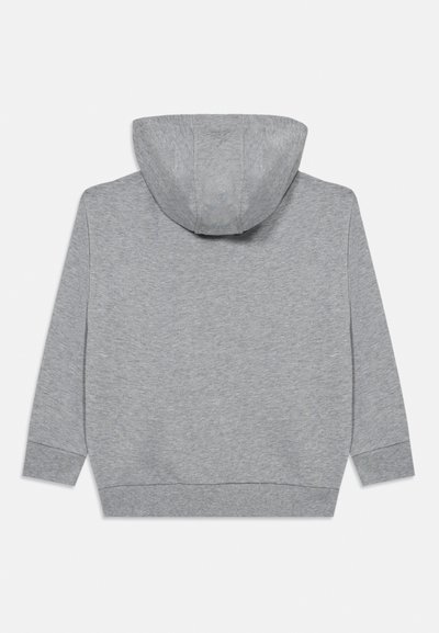 Szürke pulóver kapucnis felső, puha anyagból készült, alakformáló kapucnival, hosszú ujjakkal, valamint bordázott mandzsettákkal és derekkal. Egyszerű, díszítetlen kialakítás.