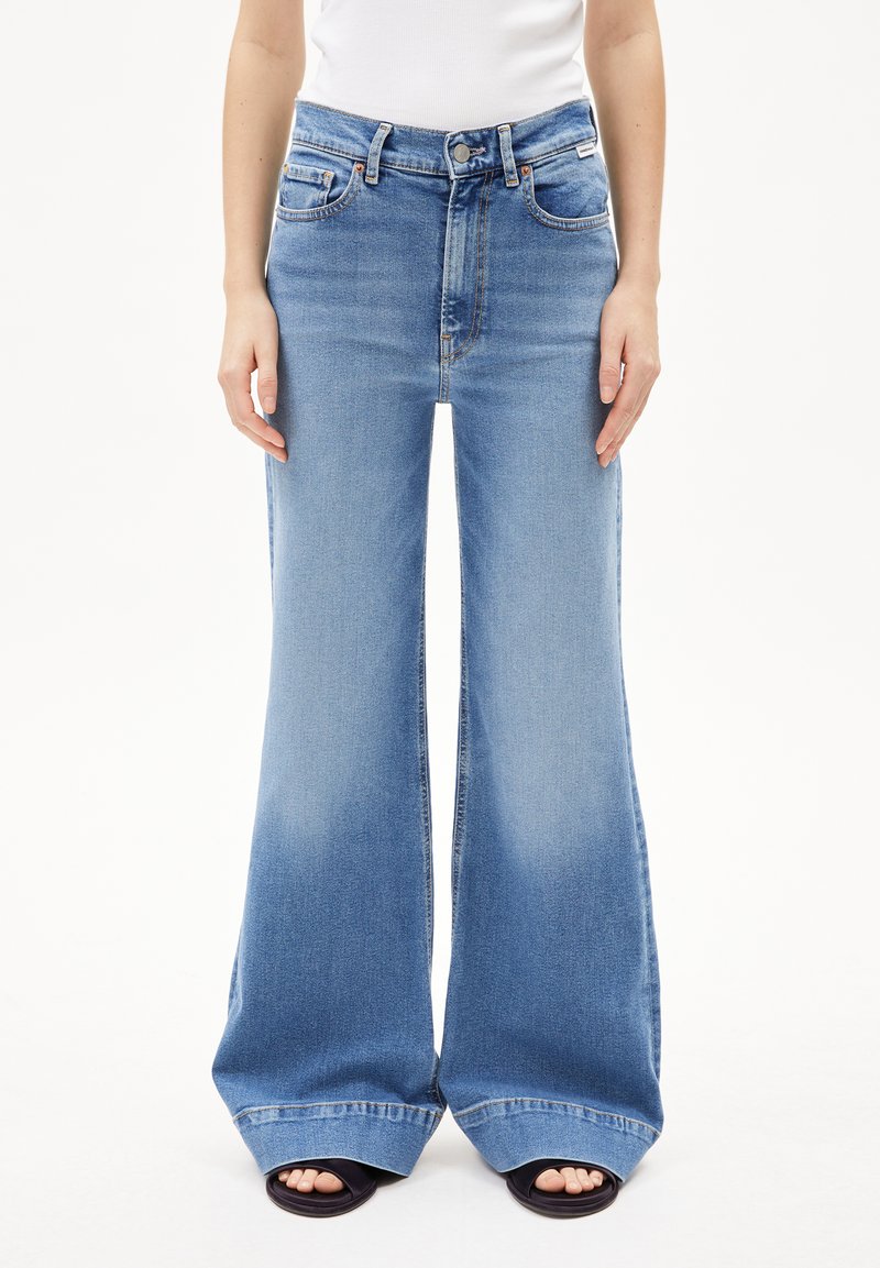 Lichtblauwe wijde jeans gemaakt van denim, met een hoge taille, contrasterende stiksels en een subtiele vervaging bij de zoom.
