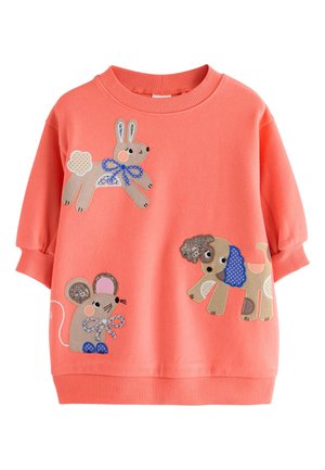 Koralfarvet sweater med tre dyreapplikationer: en kanin, en mus og en hund, hver med forskellige teksturer og farver, udstyret med sløjfer og mønstre.