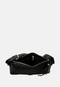 Borsa a mano in pelle nera con finitura testurizzata, dotata di apertura con zip, tasche interne e tracolla regolabile.