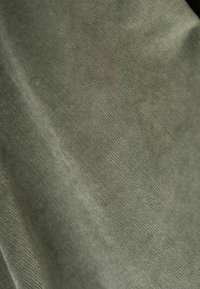 Unausgewählt, khaki