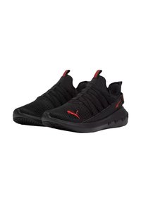 Scarpe sportive nere con una tomaia in mesh traspirante, sistema di allacciatura elastico e un logo rosso accentuato sul lato e sul tallone. Suola ammortizzata con grip.