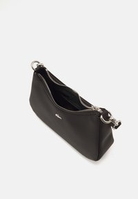 Sac synthétique noir texturé avec une fermeture éclair lisse et des éléments en métal argenté. Présente un petit logo sur le côté.
