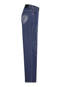 Jeans de mezclilla azul oscuro con corte recto, que presentan costuras decorativas en la pierna y un parche estampado en el bolsillo trasero.