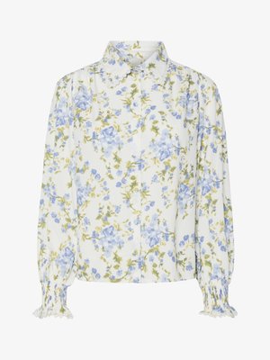 Bloemige blouse met een witte basis, voorzien van blauwe en groene bloemen. Met kraag, knoopsluiting aan de voorkant en gerimpelde mouwen. Lange mouwen.