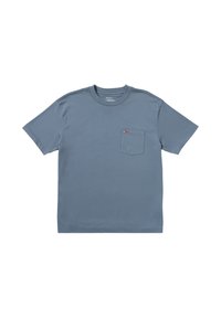 Camiseta de algodón azul con cuello redondo, mangas cortas y un bolsillo en el pecho que presenta un pequeño logo. Textura suave y ajuste clásico.