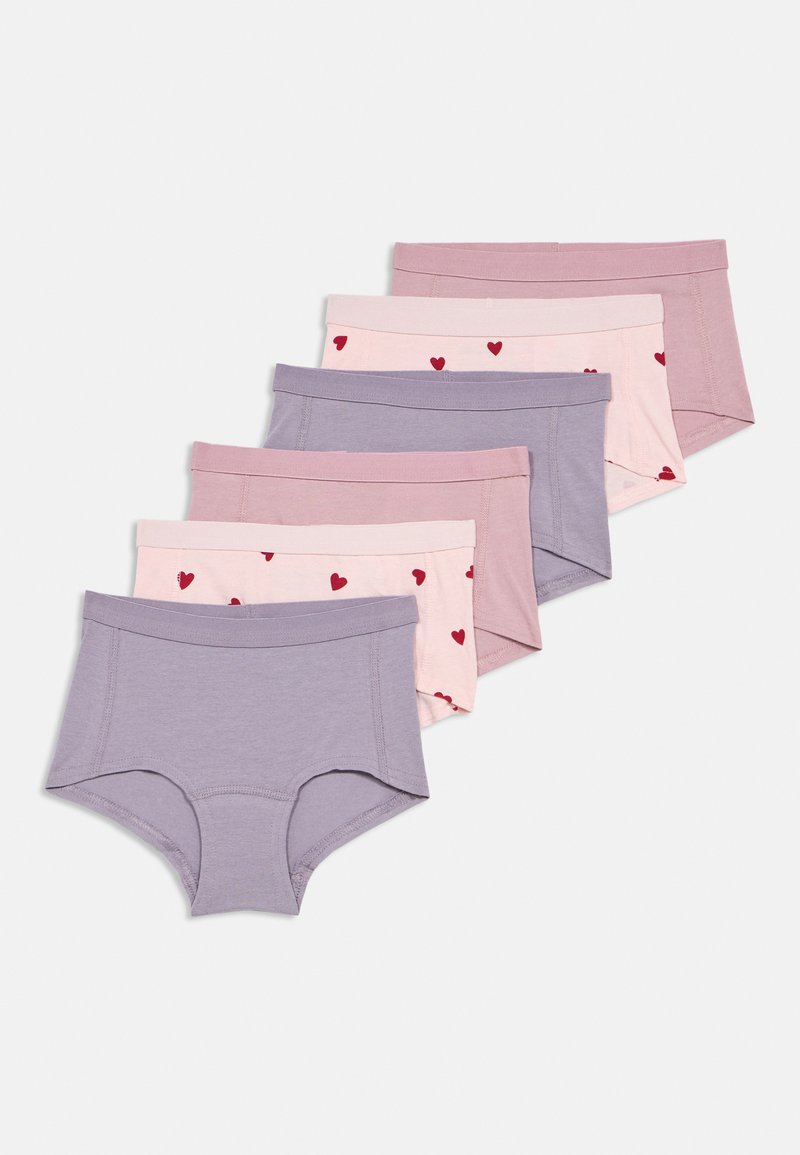 Ensemble de six culottes hipster en coton pour femme, dans des nuances de violet clair, rose et lilas. Deux paires présentent des motifs de cœurs rouges. Texture douce, ceintures élastiques.